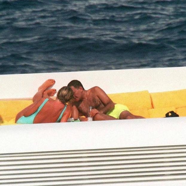 La fotografía que confirmó la relación de Lady Di y Dodi Al-Fayed.