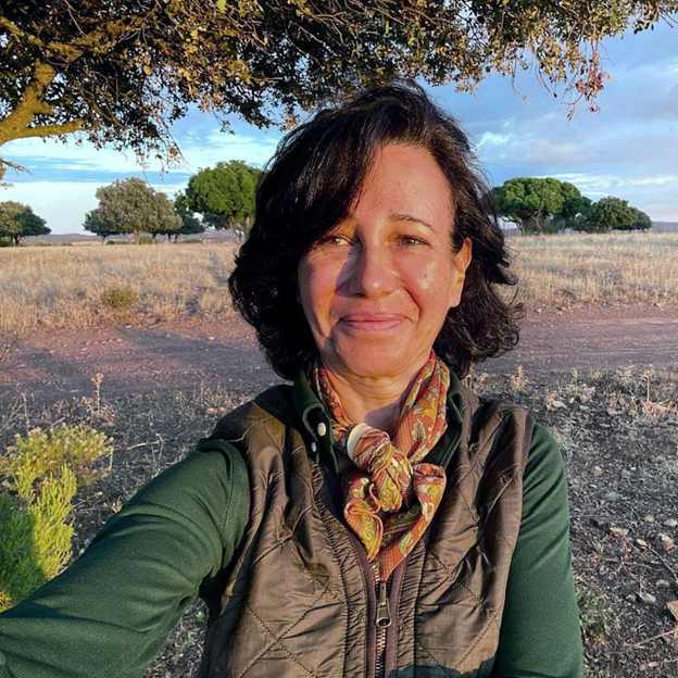 La maravillosa normalidad de Ana Botín: las vacaciones sin yate ni isla privada de la mujer más poderosa de España (en Cantabria, con los vecinos de siempre y en chándal)