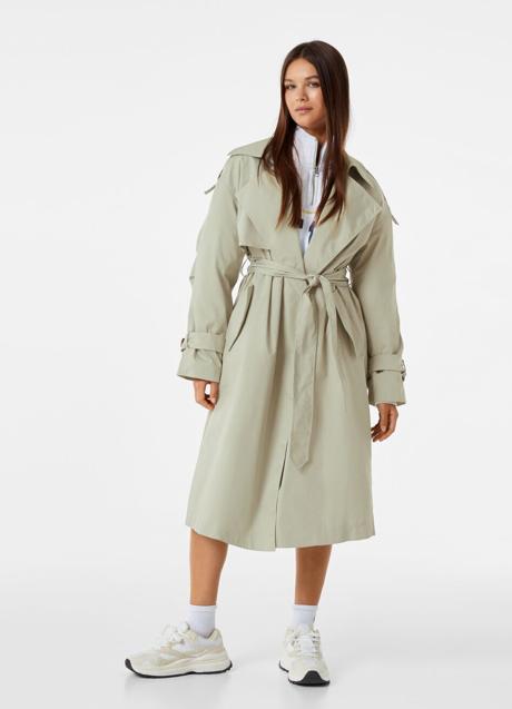 Gabardina oversize de Bershka. Foto: Bershka.