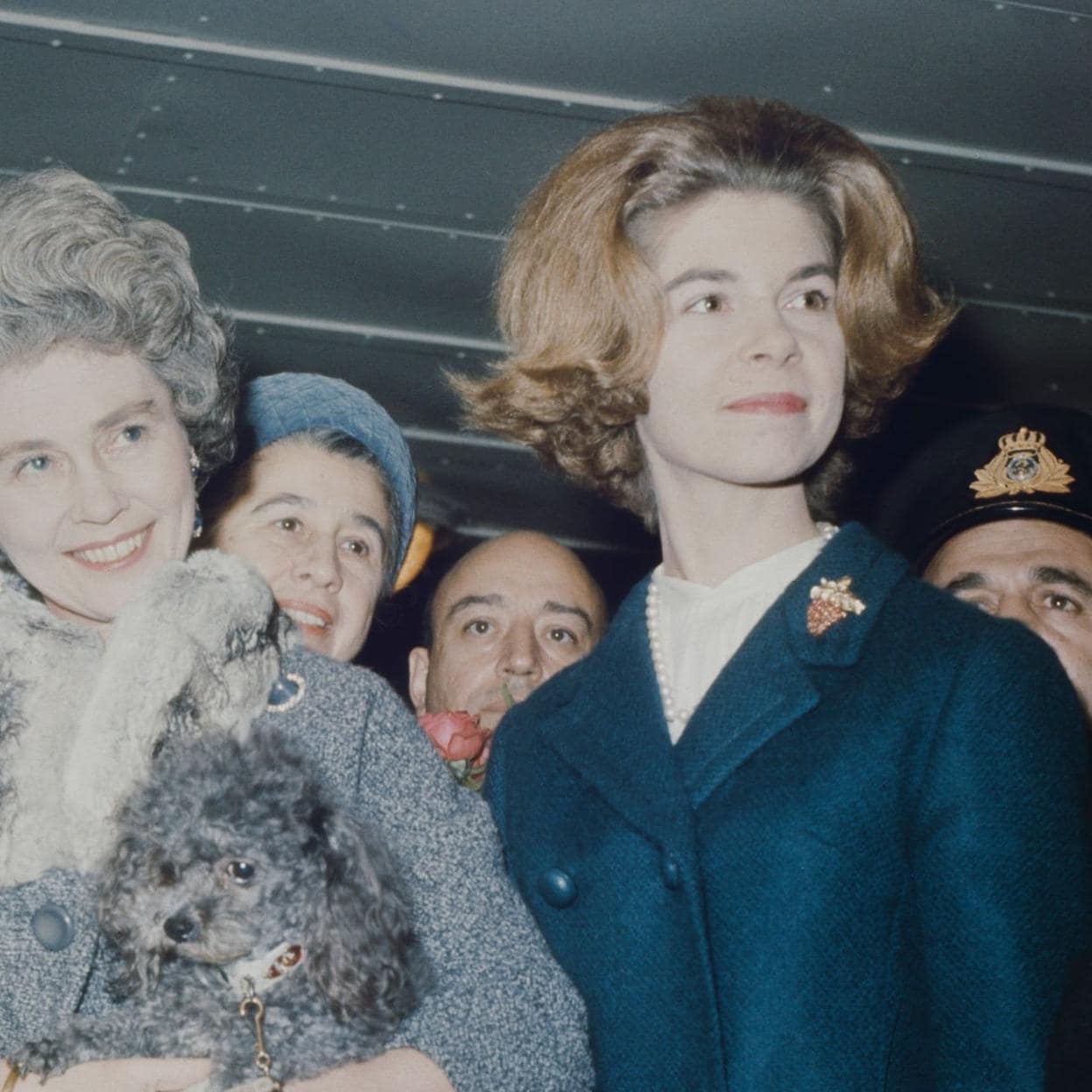 La princesa Irene de Grecia y Dinamarca, fotografiada junto a su madre, Federica de Grecia, en 1964. /getty images