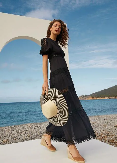 Vicky Martín Berrocal nos demuestra que el vestido ibicenco también puede negro estiliza y rejuvenece más que cualquier otro) | Mujer