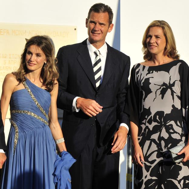 La reina Letizia, entonces princesa de Asturias, junto a Iñaki Urdangarin y la infanta Cristina en la boda de Nicolás de Grecia en 2010.