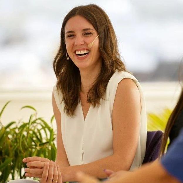 El mono de Mango de Irene Montero es el look cómodo, ponible y tendencia que usar ahora y en otoño