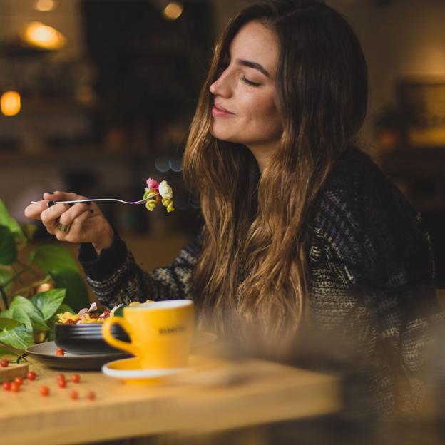 Mujer comiendo. 