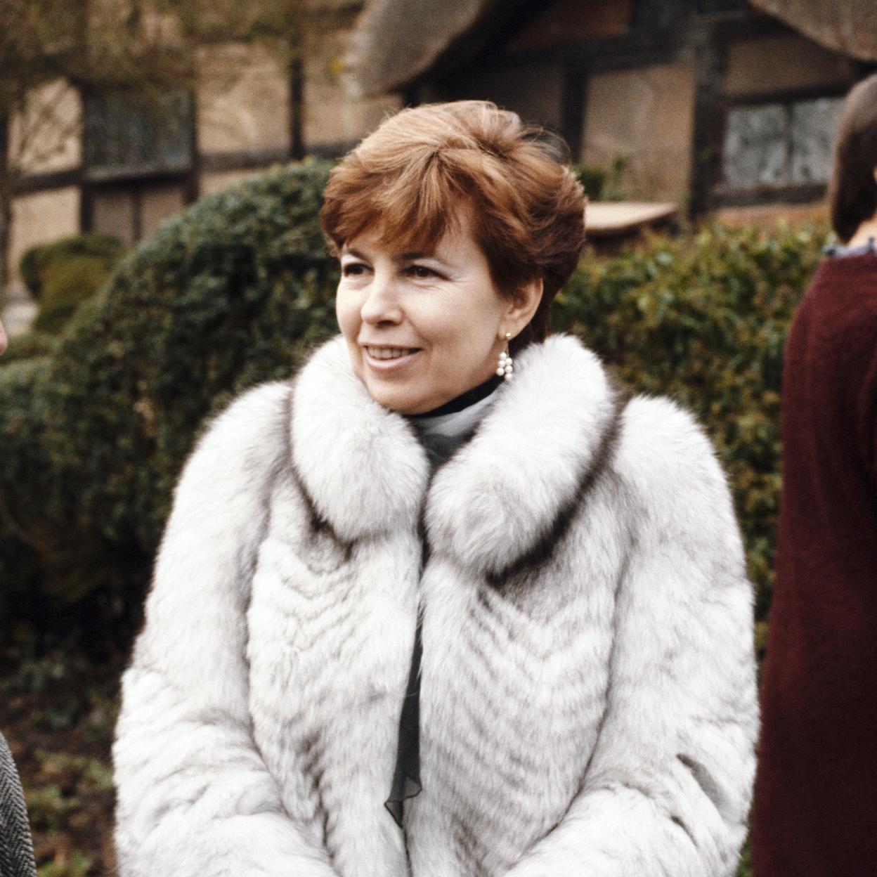 Raisa Gorbachov visitó en diciembre de 1984 la casa de Anne Hathaway, esposa de William Shakespeare, en Stratford-upon-Avon (Reino Unido)./GETTY IMAGES