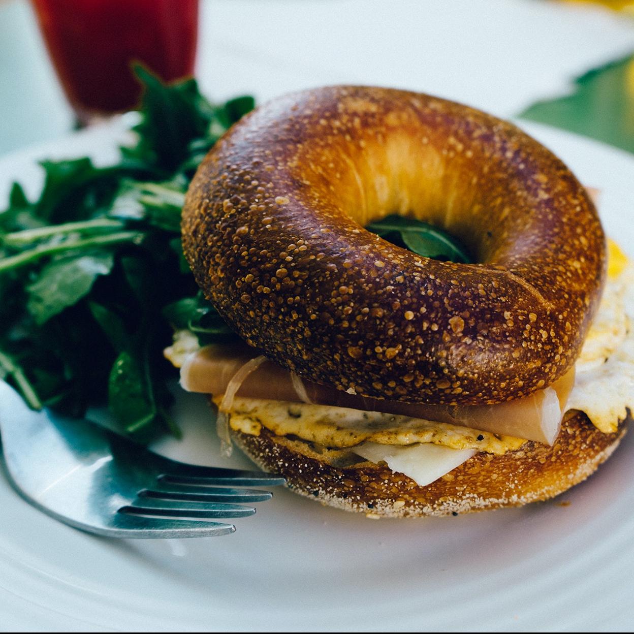 Bagel de desayuno. /Foto de Jaymantri en Pexels