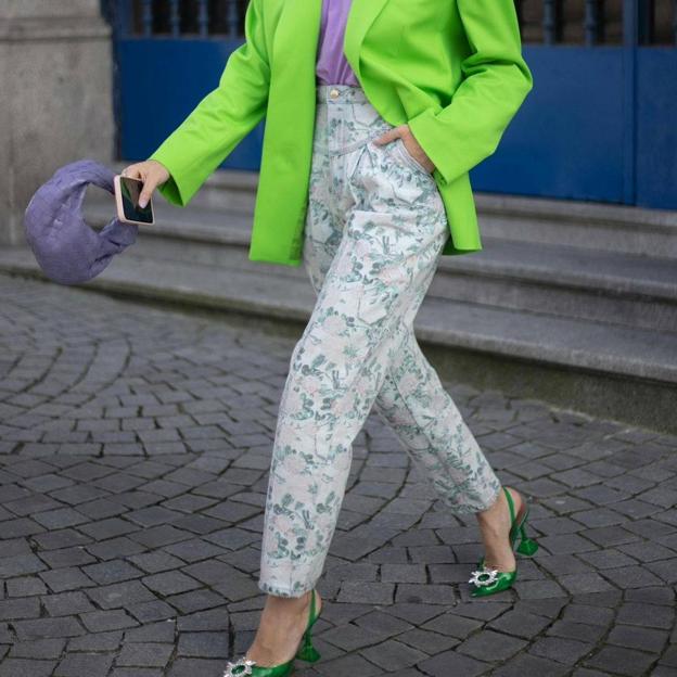 Pantalones con estampado de flores super favorecedores que mejoran y rejuvenecen los looks con camisas y camisetas básicas