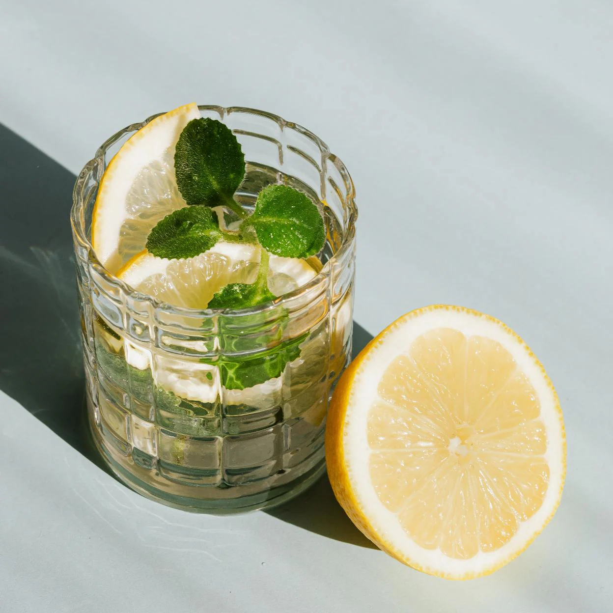 escalera mecánica Inmunidad Pef Agua de chía con limón, la bebida ideal para saciar el apetito y ayudarte a  adelgazar | Mujer Hoy