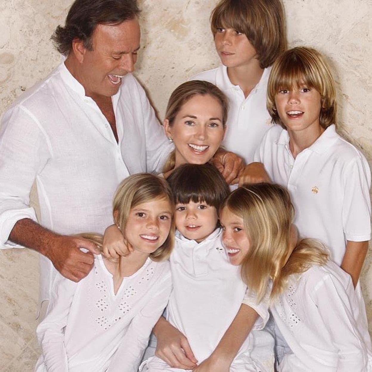 Julio Iglesias y Miranda Rijnsburger junto a sus cinco hijos./@julioiglesias