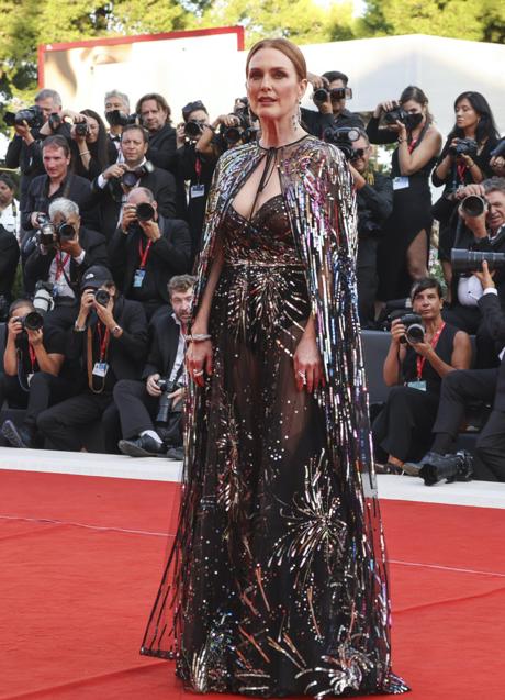 Julianne Moore en la alfombra roja de Venecia. Foto: Gtres.