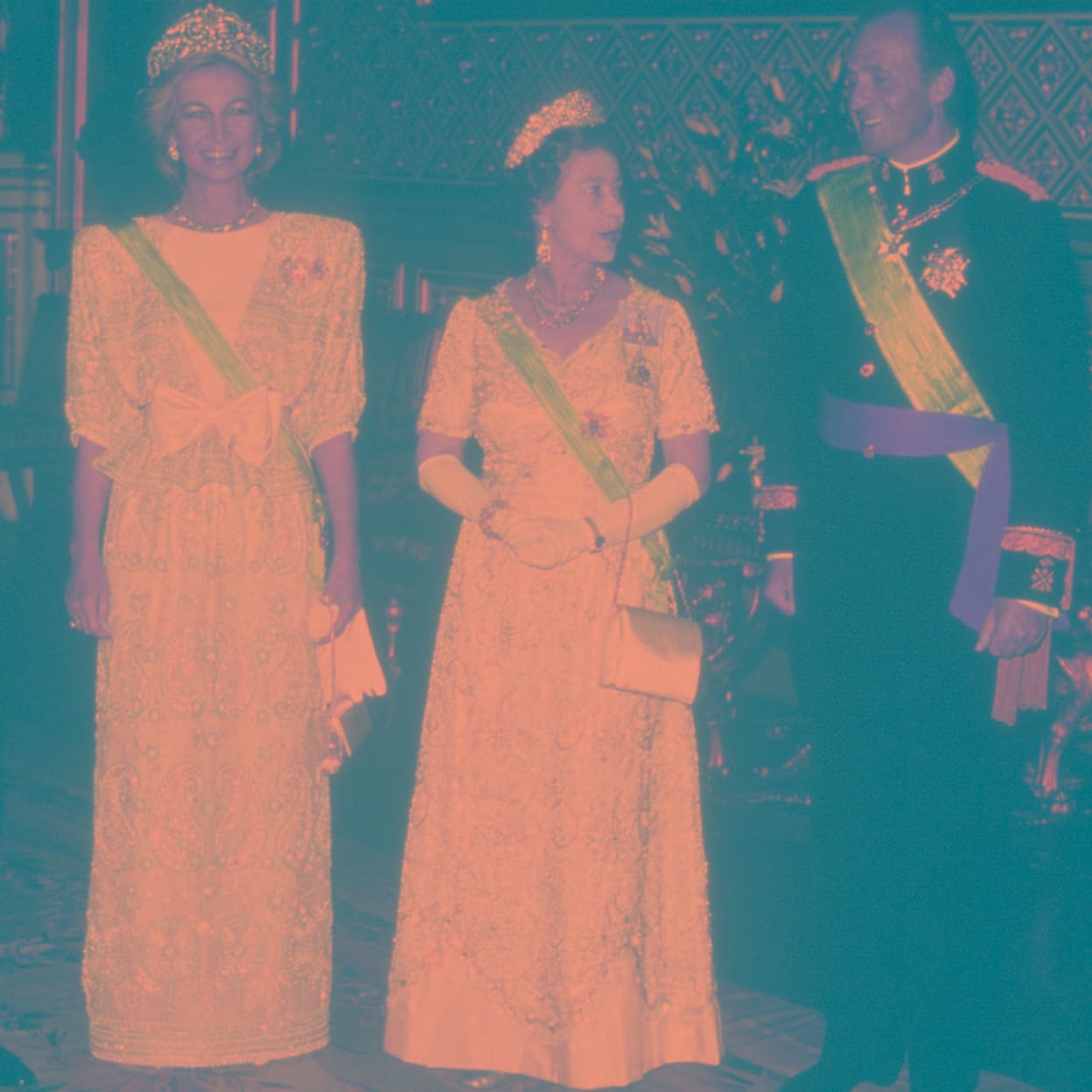 La reina Sofía, Isabel II y el rey Juan Carlos, en la cena oficial en el castillo de Windsor, celebrada en 1986 con motivo de la visita de los monarcas españoles. /getty images
