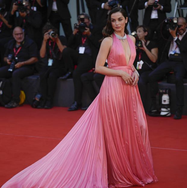 Cinco vestidos baratos de Zara para inspirarte en el look más espectacular de Ana de Armas en la alfombra roja