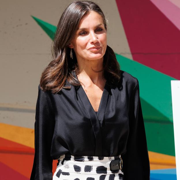 Letizia sorprende con un look de medio luto para inaugurar el curso escolar en La Palma: blusa negra y falda midi que rejuvenece y estiliza todas las siluetas