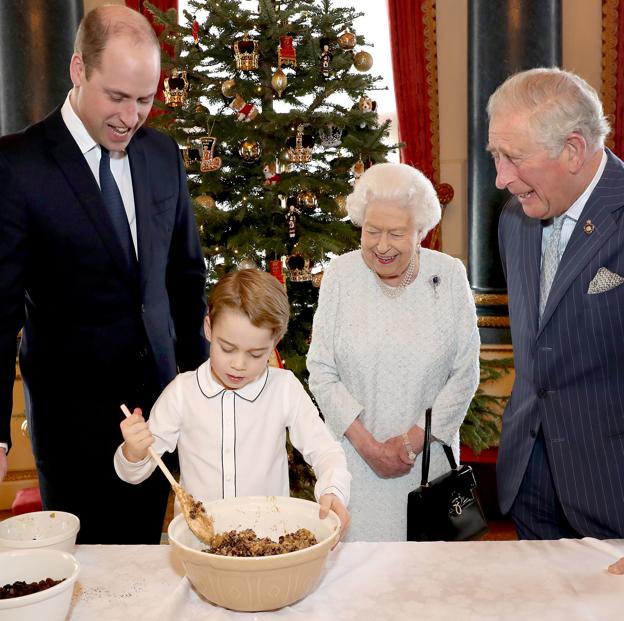 La reina Isabel con su bisnieto, su hijo y su nieto.