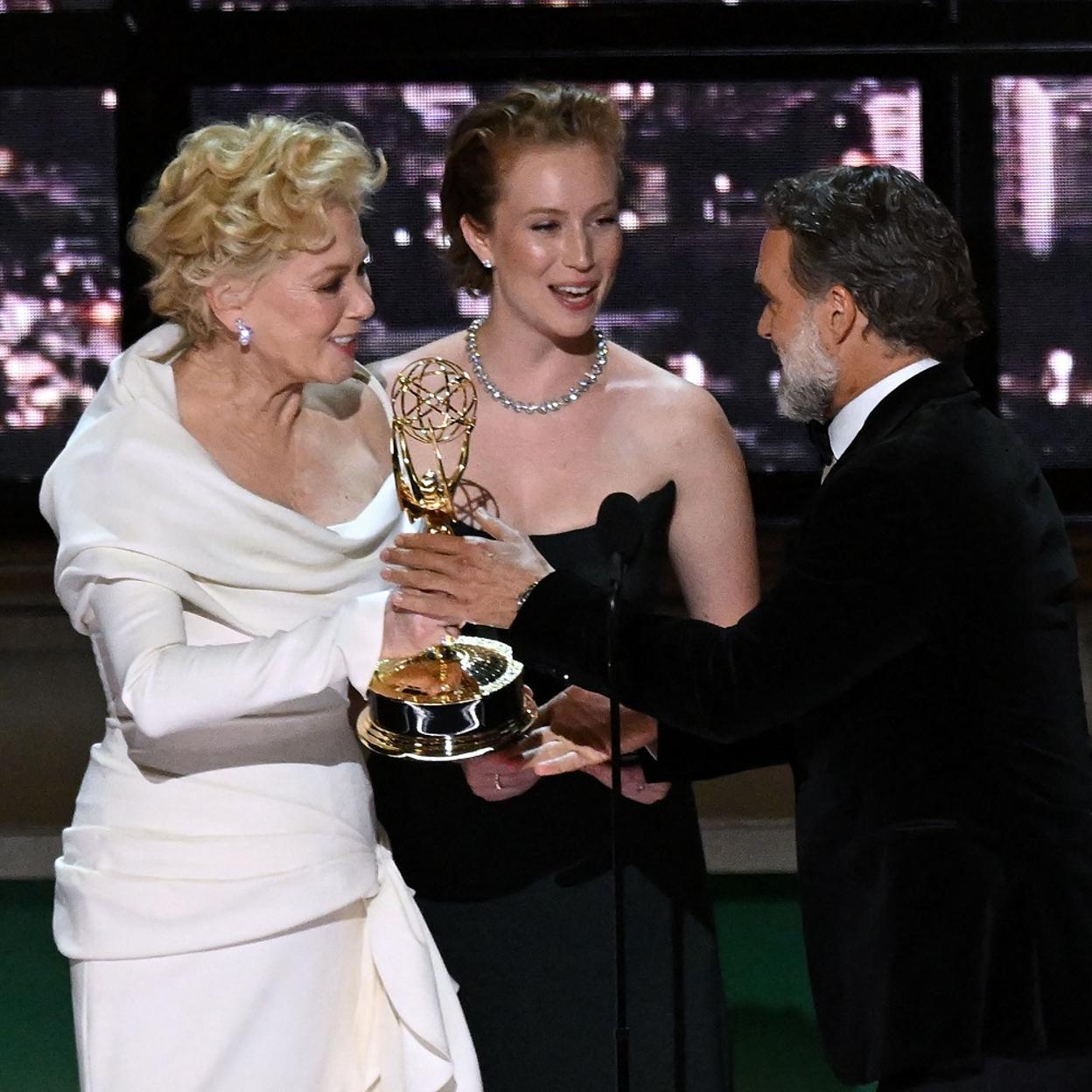 Murray Bartlett, uno de los primeros premiados de los Emmys, recibe el premio de manos de Jean Smart. /Getty images