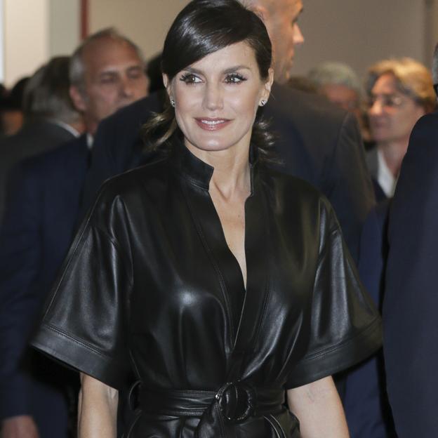 Llega a Sfera el vestido polémico más copiado y buscado de la reina Letizia (y es perfecto para el otoño)