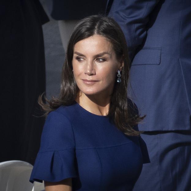 La reina Letizia, vestida de azul marino, cumple 50 años