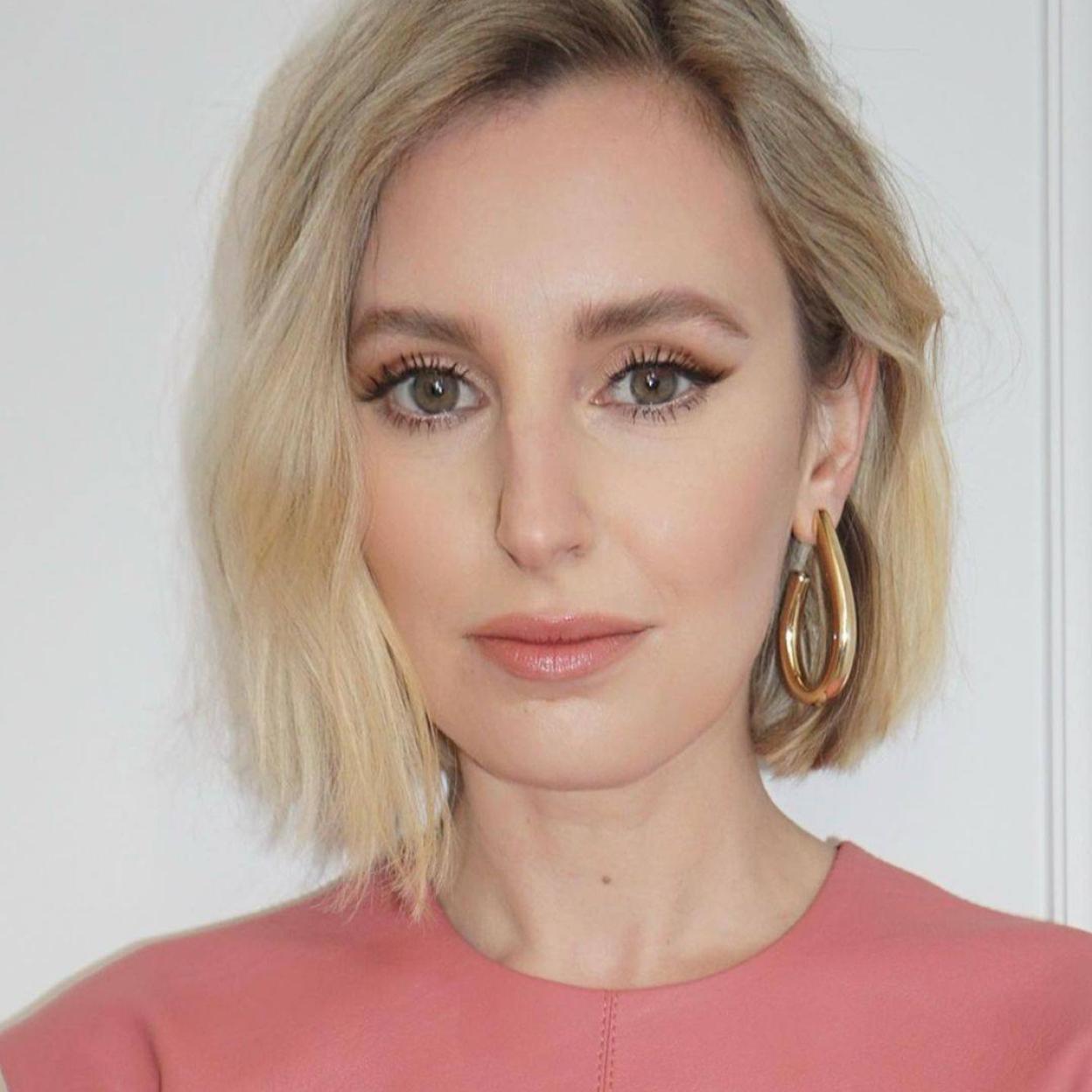 La actriz Laura Carmichael presume de un rostro liso, uniforme y radiante, super juvenil/@VALERIAFERREIRAMAKEUP