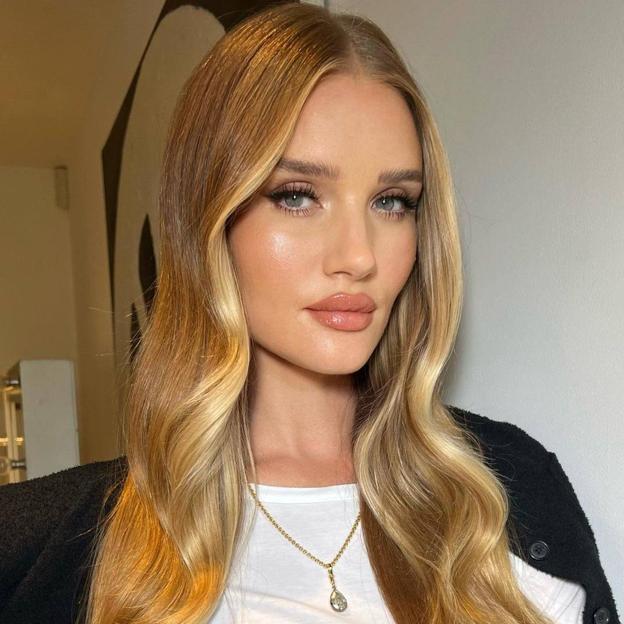 La modelo Rosie Huntington-Whiteley luce una piel con volumen, tersa y radiante