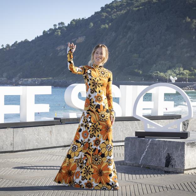 Olivia Wilde con vestido largo estampado en el Festival de San Sebastián.