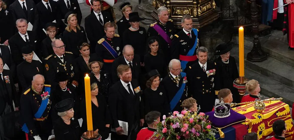 Letizia, sentada junto al rey Juan Carlos en el funeral de Isabel II |  Mujer Hoy
