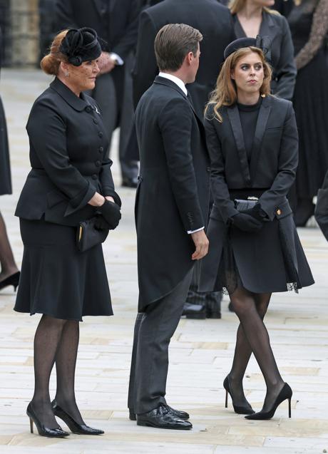 Sarah Ferguson, su hija, la princesa Beatriz, y su marido, Edoardo Mapelli, en un momento de espera durante el funeral de la reina Isabel II (Foto: GTRES).