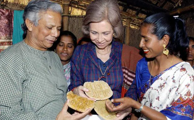 La reina Sofía en un viaje con Muhammad Yunus 
