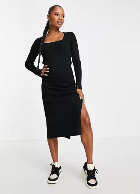 Vestido negro de escote cuadrado de ASOS, por 35,99 euros. 