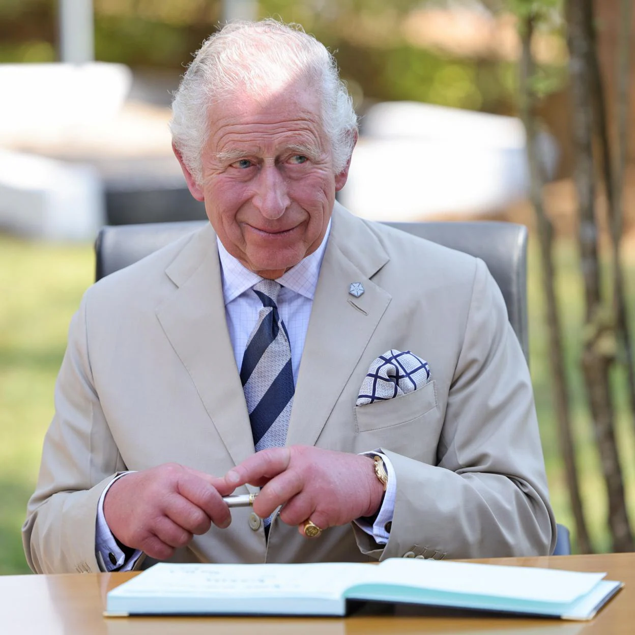 El rey británico Carlos III sonríe con un bolígrafo en la mano./gtres