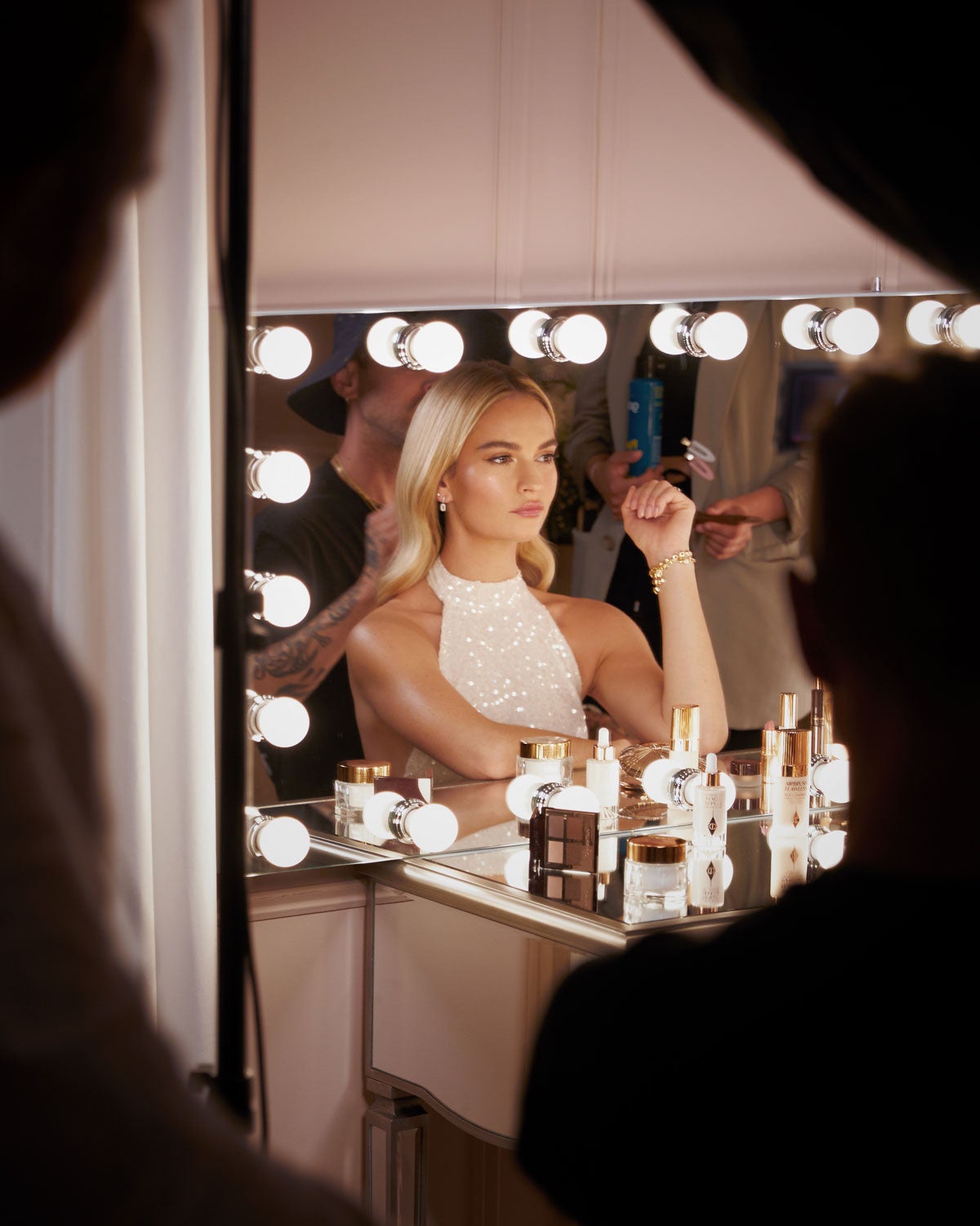 Lily James, la actriz británica descubriendo los nuevos productos de Charlotte Tilbury.