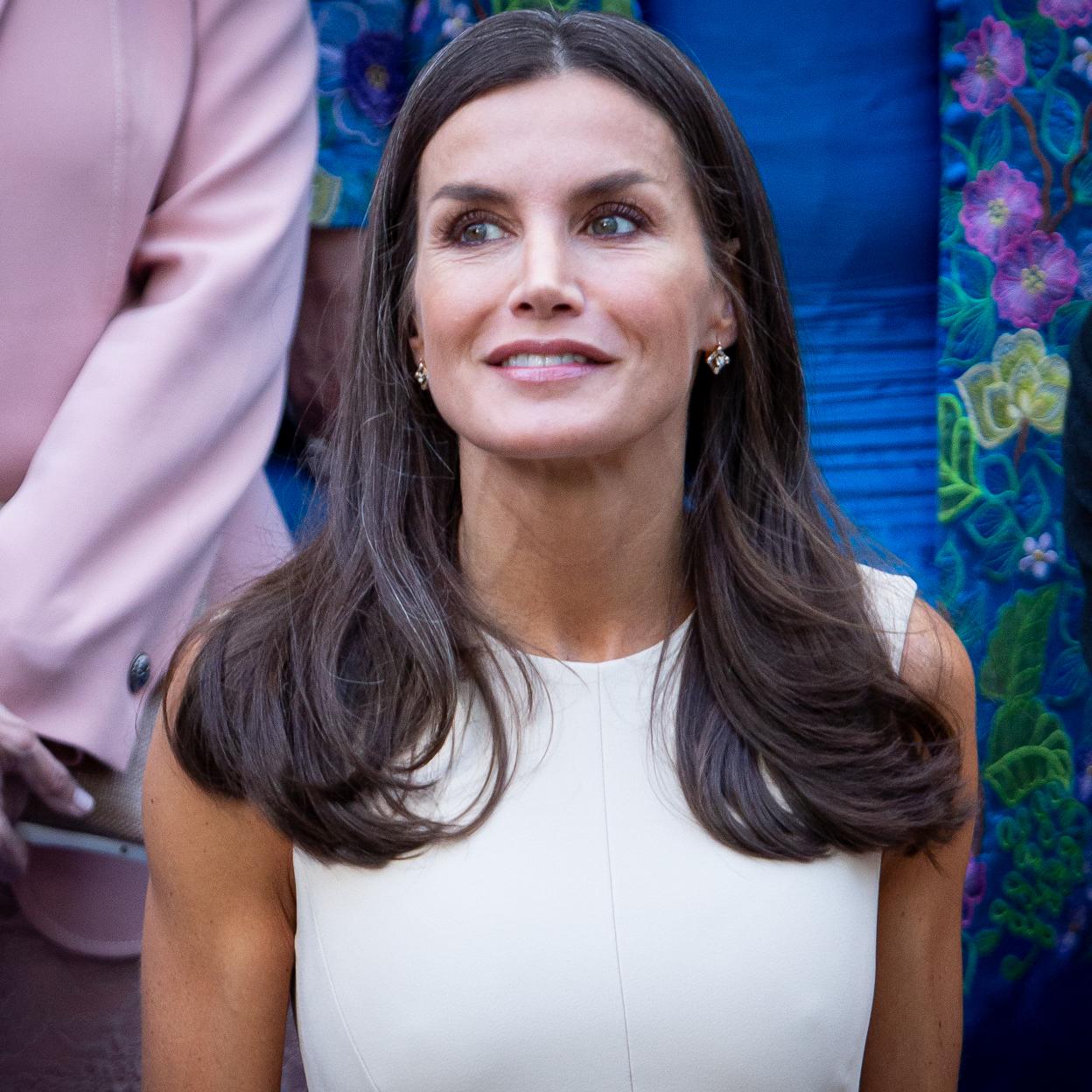 La reina Letizia se muestra cada vez más cercana y afectuosa con las personas que acuden a saludarla, un cambio en su comunicación no verbal que aumenta su influencia. /getty images