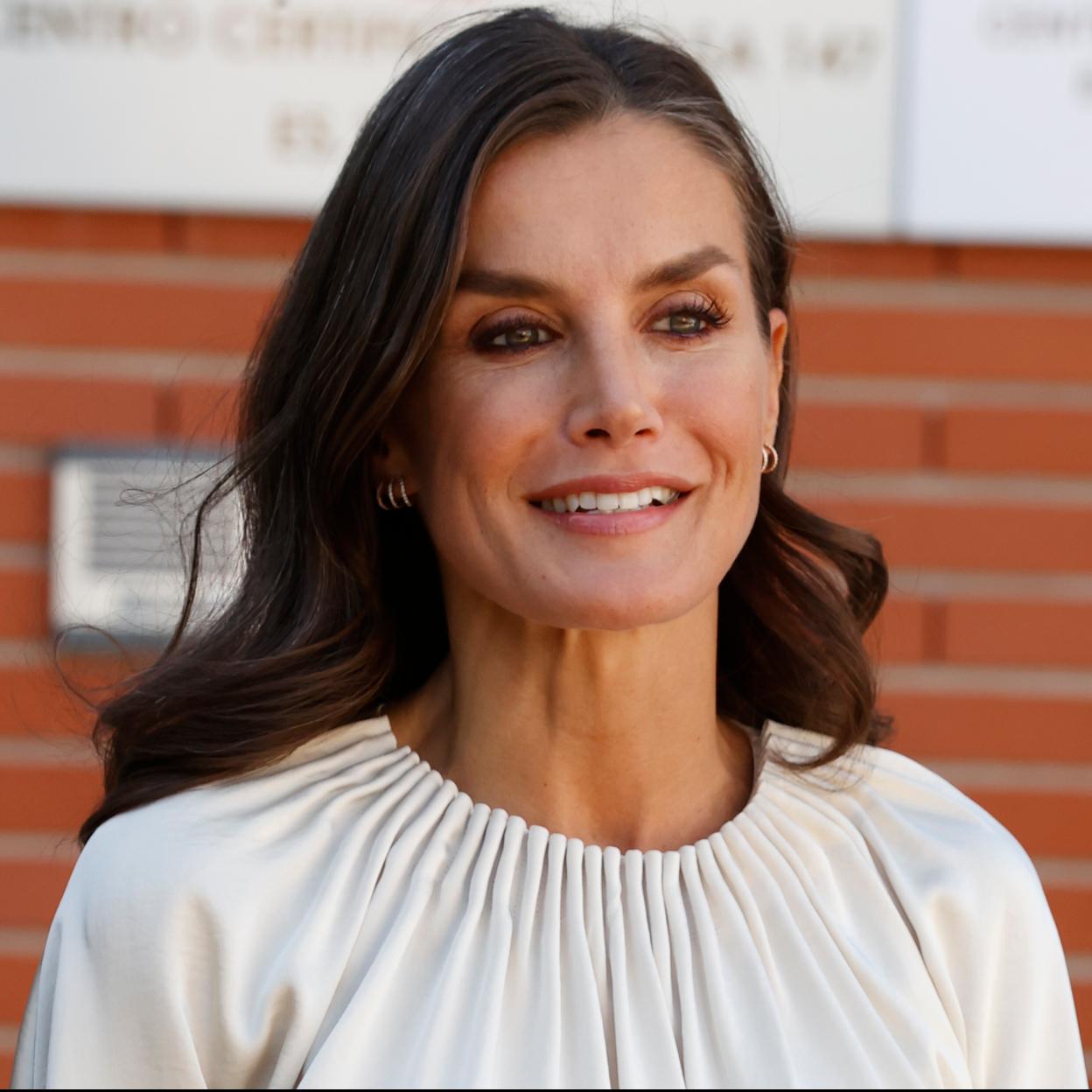 La reina Letizia con una blusa blanca./gtres