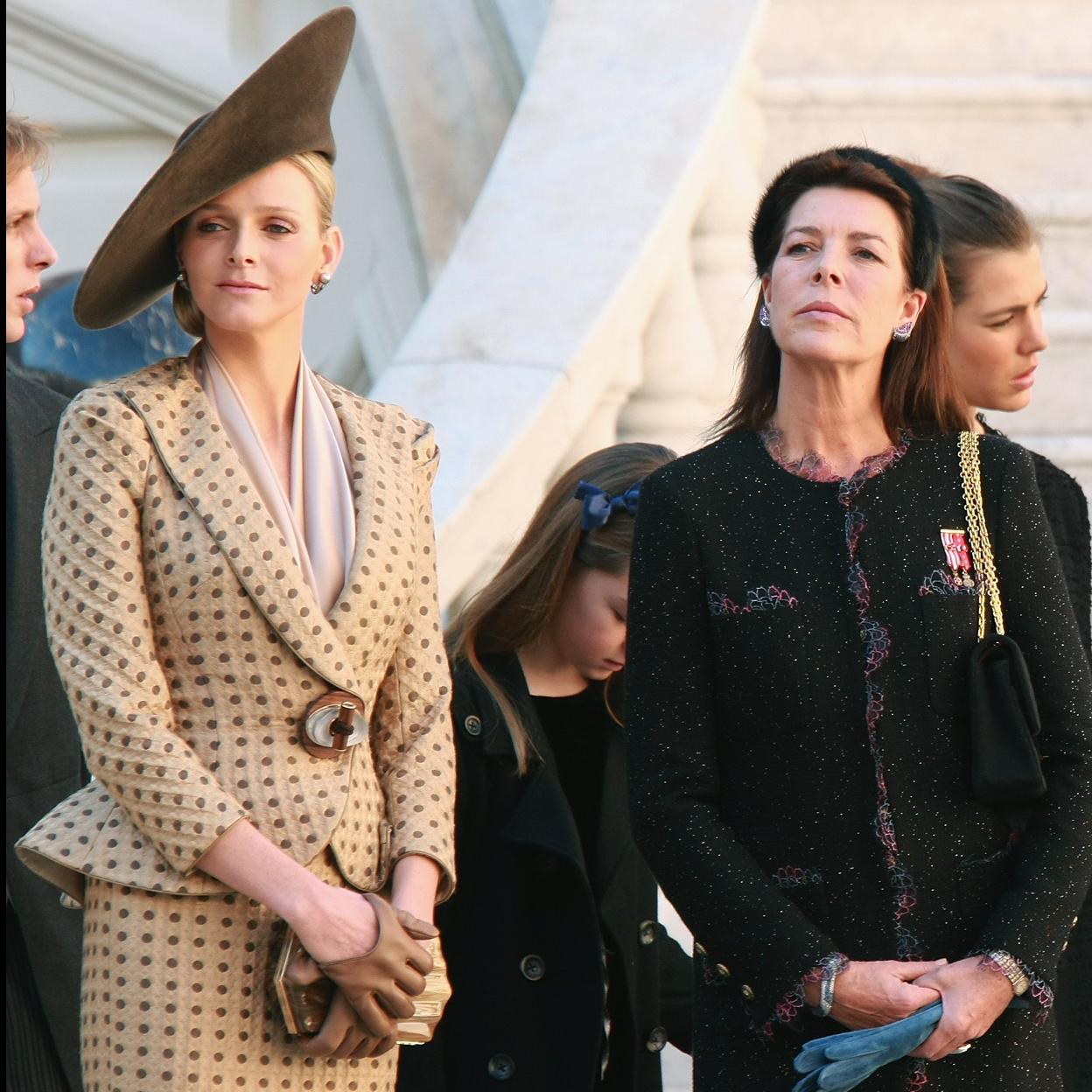La princesa Charlène y Carolina de Mónaco, juntas en un evento del Principado. /getty