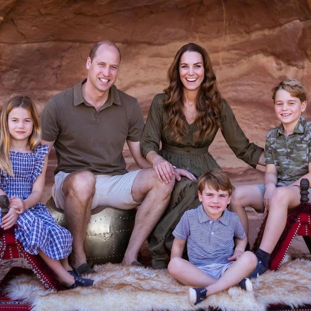 Foto de familia de los entonces duques de Cambridge, en junio de 2021: de izda. a dcha., los príncipes Charlotte, Guillermo, Kate, Louis (sentado) y George.