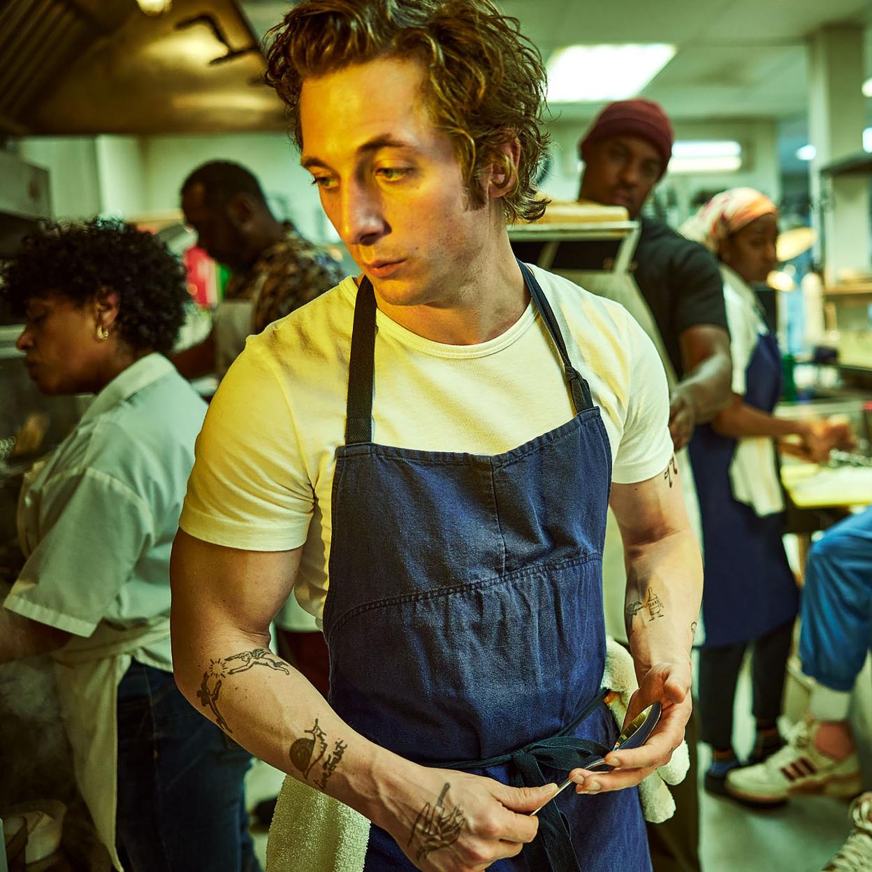 The Bear está protagonizada por Jeremy Allen White, al que vemos en la cocina de su nuevo negocio./disney+