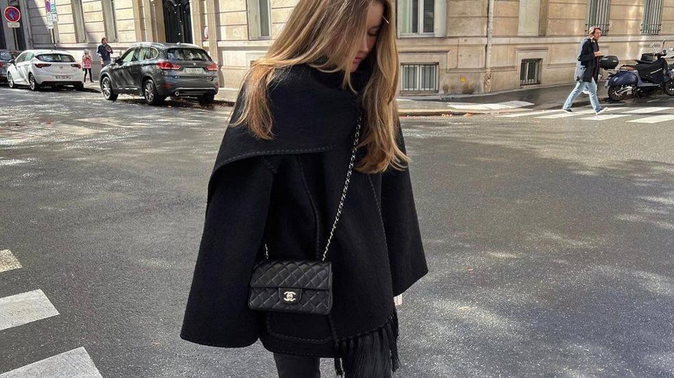 Las capas y ponchos más estilosos cómodos triunfan en street style | Mujer Hoy