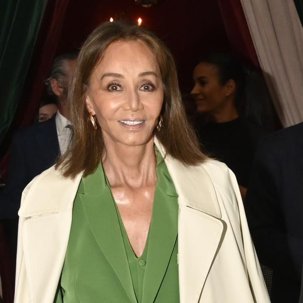 Hemos encontrado en Lefties el traje rejuvenecedor de Isabel Preysler: el look baratísimo que sienta bien a todo el mundo