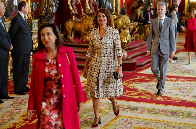 Los looks del besamanos en el Palacio Real: Margarita Robles y María Jesús Montero