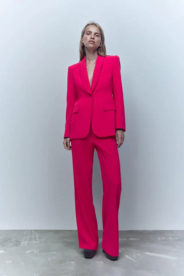 Así llevan el traje rosa de Zara las famosas de más de 50: el look