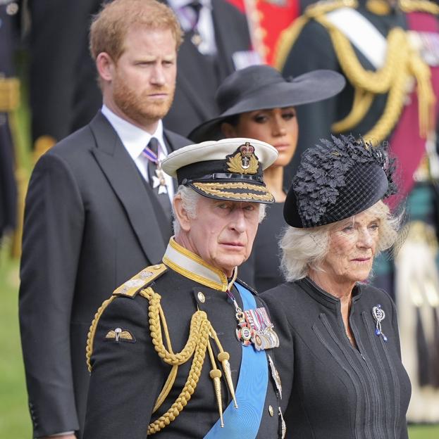 Los duques de Sussex en el entierro de Isabel II tras Carlos II y Camilla.