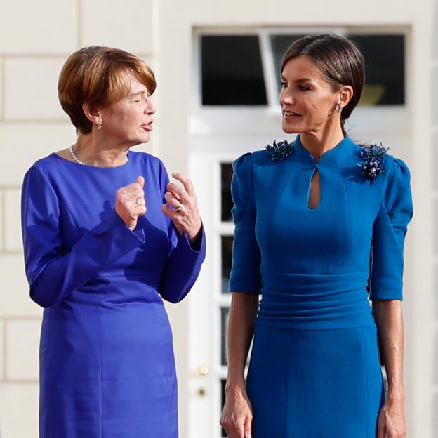 La primera dama alemana, Elke Büdenbender, habla con la reina Letizia, este lunes, en Alemania.