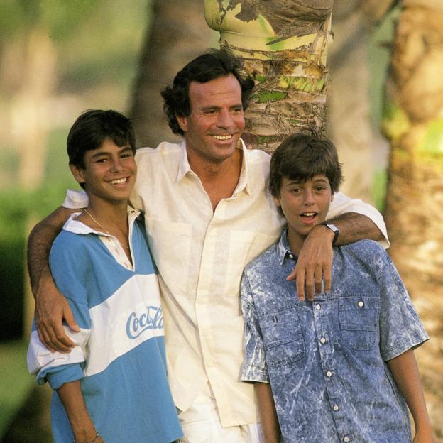 Cuál es la relación de Julio Iglesias con sus hijos: no se habla con Enrique (que rechaza su herencia) y Julio José es su favorito