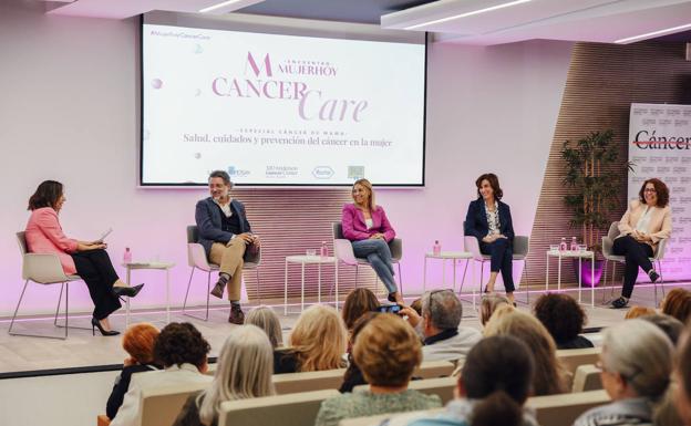 La jornada se cerró con una mesa redonda sobre «Cáncer hereditario. ¿Qué posibilidades tengo de padecer cáncer de mama con familiares de primer grado afectados?», en la que participaron el dr. Ricardo Cubedo, responsable de la Unidad Multidisciplinar de Cáncer Hereditario de MD Anderson Cancer Center Madrid, doña Marisa Cots, presidenta de AMOH (Asociación Mama y Ovario Hereditario); la dra. Isabel Calvo, oncóloga médico de la Unidad de Mama de MD Anderson Cancer Center Madrid y la dra. Laura Lema, facultativa especialista adjunto del Servicio de Oncología Médico del Hospital Universitario 12 de octubre.