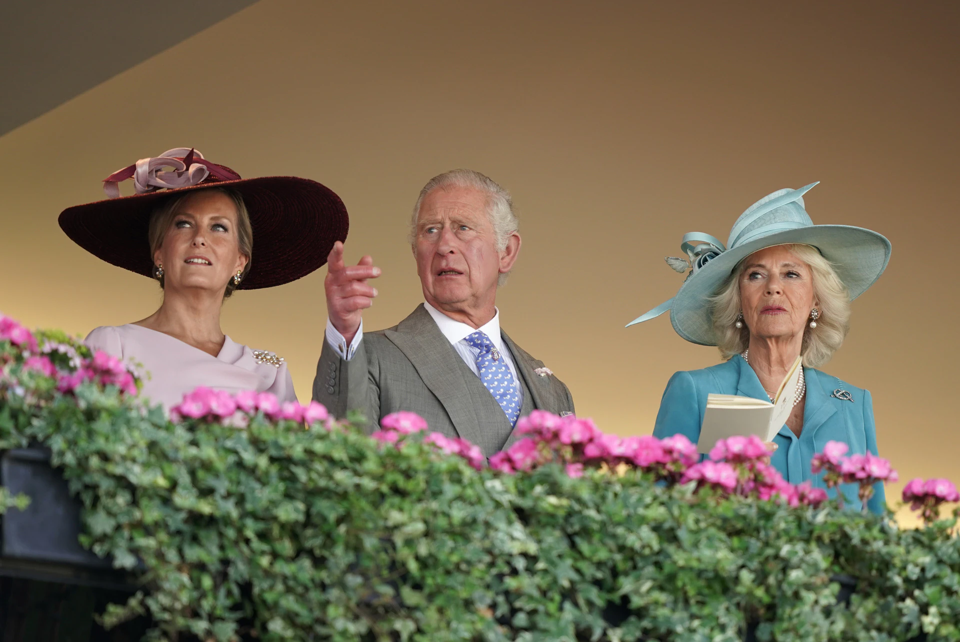 Carlos III junto a Sophie de Wessex y la reina Camilla.