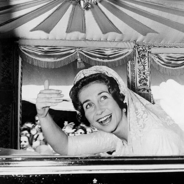 Una sonriente reina Sofía saluda en su boda.