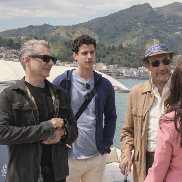 Imperioli, Adam Di Marco y F. Murray Abraham en una imagen de la segunda temporada de The White Lotus.