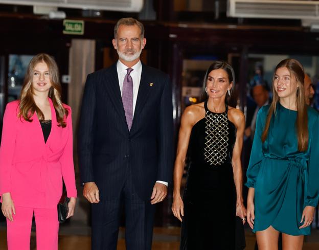 La princesa Leonor, los reyes Felipe VI y doña Letizia, y la infanta Sofía.