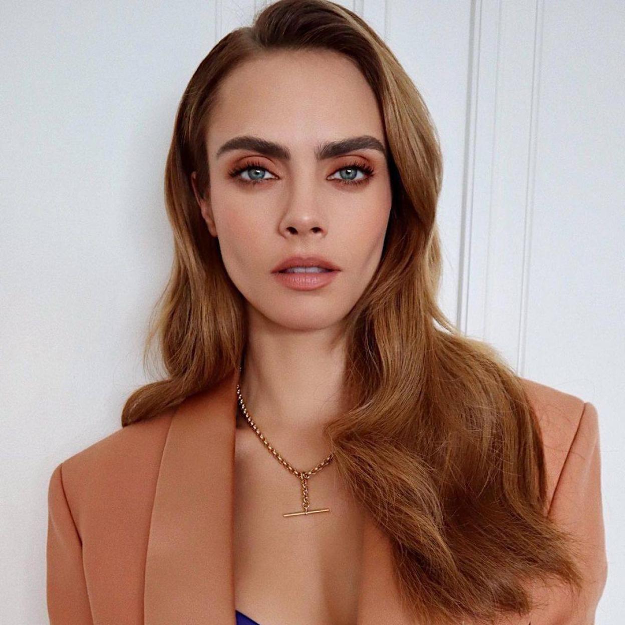 Cara Delevigne presume de un rostro contorneado y firme como el que se obtiene con estos sérums/@HUNGVANNGO