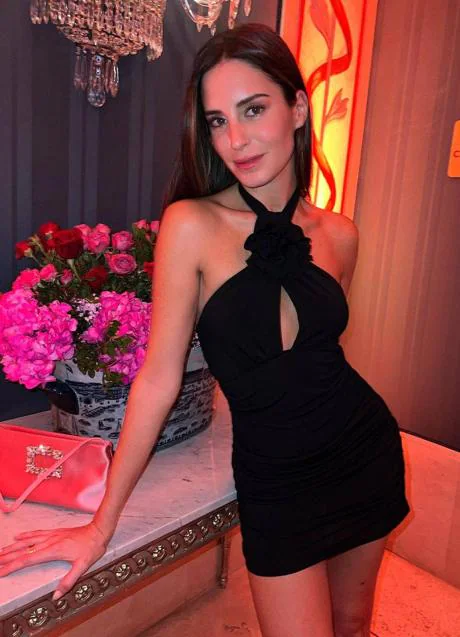 La influencer Gala González lleva el vestido negro de Mango que copia al lujo
