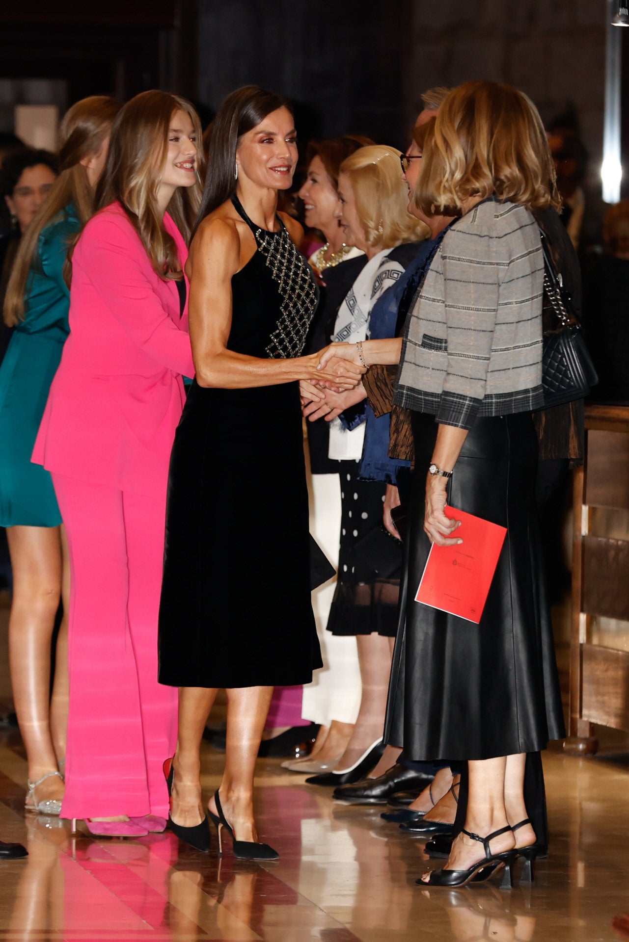 Letizia deslumbra en el concierto de los Premios Princesa de Asturias 2022 con un impresionante vestido negro de tirantes que rejuvenece (y puedes copiar en Zara)